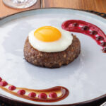 Бифштекс с яйцом